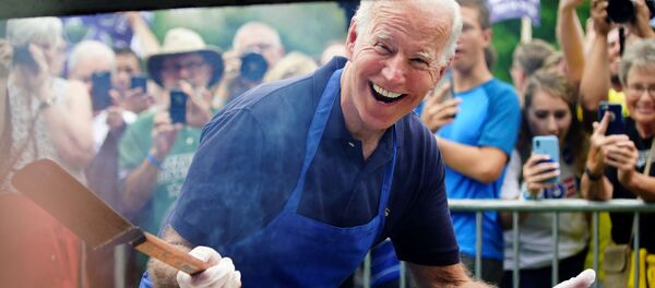 Joe Biden, Demokrat Parti'nin Iowa önseçimleri kampanyası sırasında mangal yaparken - Sputnik Türkiye