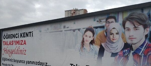 Başörtülü Selena Gomez - Sputnik Türkiye