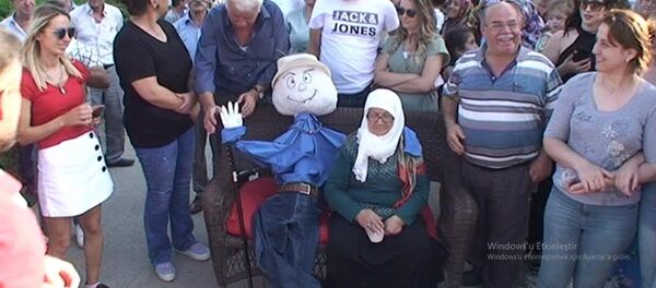 Ölen eşinin kuklasını yaptı, düğün konvoyunun önünü kesti Ölen eşinin kuklasını yaptı, düğün konvoyunun önünü kesti - Sputnik Türkiye