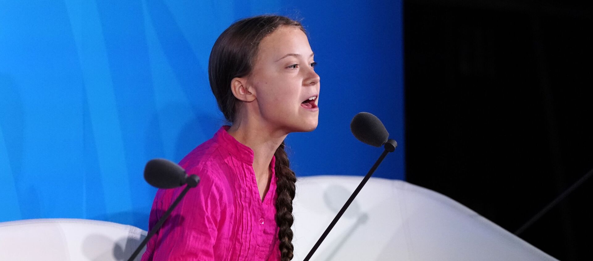 İsveçli iklim aktivisti 16 yaşındaki Greta Thunberg, Benim burada olmamam gerek, okyanusun ötesinde okulda olmam gerek. Sizler ne cesaretle bizden umut bekliyorsunuz. Boş sözlerinizle çocukluğumu ve hayallerimi çaldınız dedi. - Sputnik Türkiye, 1920, 23.09.2019