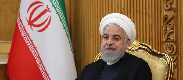 BM 74. Genel Kurul görüşmelerine katılmak üzere New York'a hareketinden önce başkent Tahran'daki Mehrabad Havalimanı'nda basın toplantısı düzenleyen İran Cumhurbaşkanı Hasan Ruhani, gündemdeki konularla ilgili değerlendirmelerde bulundu. Toplantıya, İran Lideri Ayetullah Ali Hamaney'in Başdanışmanı Ali Ekber Velayeti (solda) ve İran Cumhurbaşkanı Birinci Yardımcısı İshak Cihangiri (sağda) da katıldı. - Sputnik Türkiye