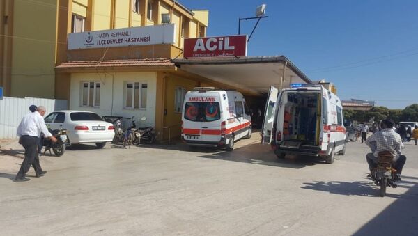 Suriye sınırına yakın bölgede Hatay'ın Reyhanlı ilçesinde, sınırdışı edilecek çok sayıda düzensiz göçmeni taşıyan bir kamyonet devrildi. - Sputnik Türkiye