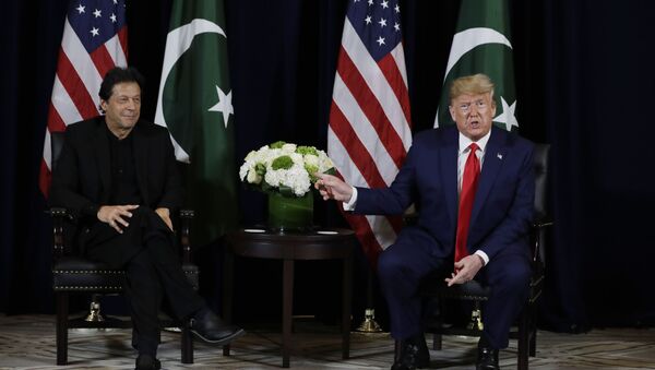 Pakistan Başbakanı İmran Han ile ABD Başkanı Donald Trump, BM Genel Kurulu kapsamında ikili bir görüşme gerçekleştirdi. - Sputnik Türkiye