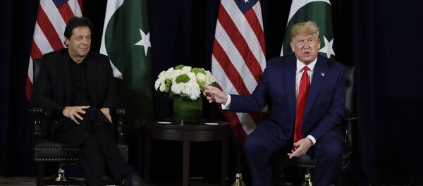 Pakistan Başbakanı İmran Han ile ABD Başkanı Donald Trump, BM Genel Kurulu kapsamında ikili bir görüşme gerçekleştirdi. - Sputnik Türkiye