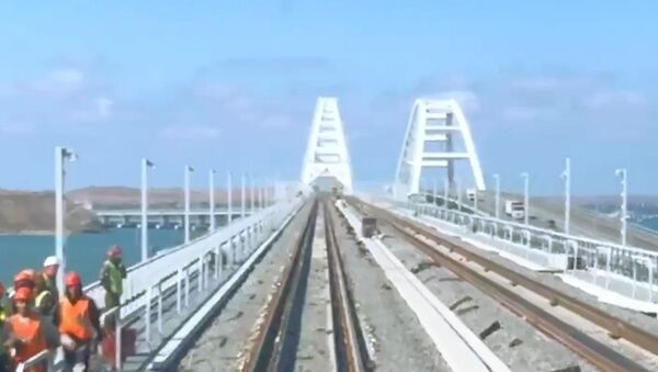 Rus gazeteciler Kırım Köprüsünün demiryolu kısmından geçti - Sputnik Türkiye
