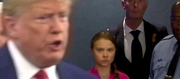 Birleşmiş Milletler (BM) 74. Genel Kurulu toplantılarında ABD Başkanı Donald Trump'a bakışları ile dikkat çeken İsveçli iklim aktivisti Greta Thunberg - Sputnik Türkiye