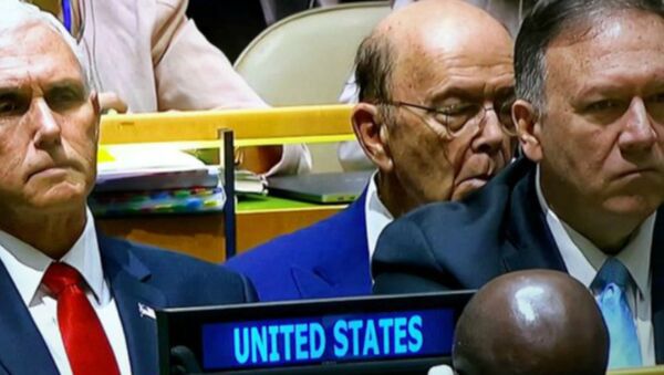 ABD Ticaret Bakanı Wilbur Ross, Başkan Donald Trump’ın BM Genel Kurulu’ndaki konuşması sırasında şekerleme yaptı. - Sputnik Türkiye