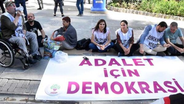 HDP'li 5 vekil, İzmir'de oturma eylemine başladı - Sputnik Türkiye