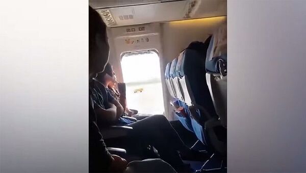 Çin'de bir yolcu, uçak havalanmak üzereyken acil çıkış kapısını açtı - Sputnik Türkiye