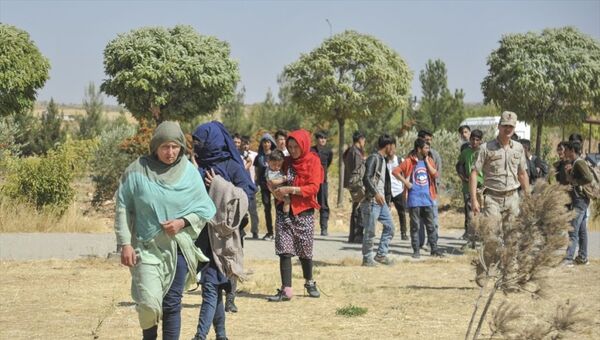 Gaziantep'te yurda kaçak yollarla giren düzensiz göçmenlerin bulunduğu otobüsün şoförü, yol kontrolünü fark edince taşıdığı 86 kişiyi otoyolda bırakarak kaçtı. Göçmenler otobüslere bindirilerek karakola götürüldü. - Sputnik Türkiye