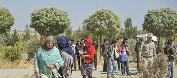 Gaziantep'te yurda kaçak yollarla giren düzensiz göçmenlerin bulunduğu otobüsün şoförü, yol kontrolünü fark edince taşıdığı 86 kişiyi otoyolda bırakarak kaçtı. Göçmenler otobüslere bindirilerek karakola götürüldü. - Sputnik Türkiye