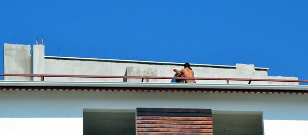 Evine düzenlenen baskından kaçıp, çatıdan çatıya atladı - Sputnik Türkiye