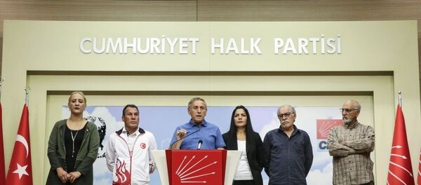 CHP Genel Başkan Yardımcısı Yıldırım Kaya, CHP Spor Kurulu üyeleri ile parti genel merkezinde basın toplantısı düzenledi - Sputnik Türkiye