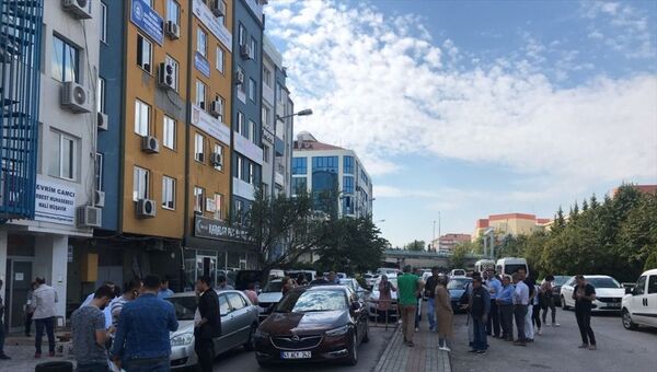 İstanbul'da meydana gelen deprem Kocaeli kent merkezinde de hissedildi. Vatandaşlar binaları boşalttı. - Sputnik Türkiye