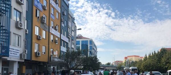 İstanbul'da meydana gelen deprem Kocaeli kent merkezinde de hissedildi. Vatandaşlar binaları boşalttı. - Sputnik Türkiye