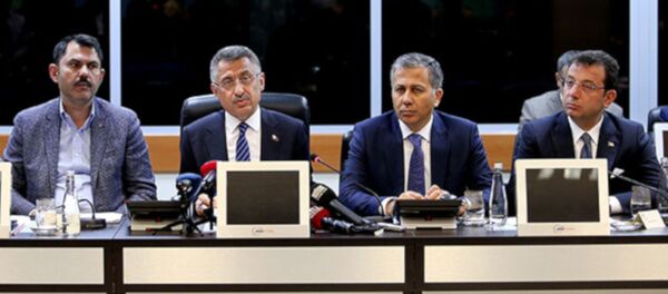 Cumhurbaşkanı Yardımcısı Fuat Oktay, İstanbul'daki deprem sonrası İstanbul Valisi Ali Yerlikaya ve İBB Başkanı Ekrem İmamoğlu'nun da katıldığı basın toplantsında - Sputnik Türkiye