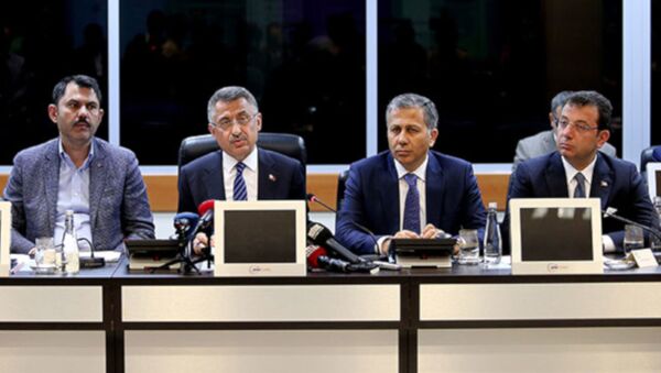Cumhurbaşkanı Yardımcısı Fuat Oktay, İstanbul'daki deprem sonrası İstanbul Valisi Ali Yerlikaya ve İBB Başkanı Ekrem İmamoğlu'nun da katıldığı basın toplantsında - Sputnik Türkiye