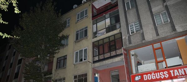 Bahçelievler'de depremden zarar gören 4 katlı bir binadaki vatandaşlar tahliye edilerek, bina mühürlendi. - Sputnik Türkiye