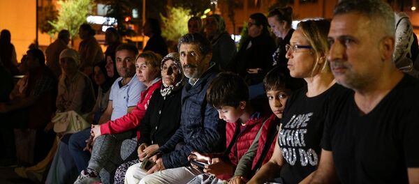 Marmara Denizi Silivri açıklarında meydana gelen deprem sonrası evlerine girmeyen bazı vatandaşlar - Sputnik Türkiye