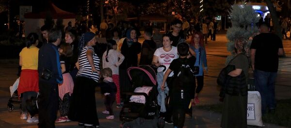 İstanbul'da depremden korkan bazı vatandaşlar geceyi parklarda geçirdi - Sputnik Türkiye