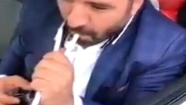 Bir vatandaş araba içerisinde ince boru kullanarak cezasız sigara içme yöntemini gösterdi.  - Sputnik Türkiye