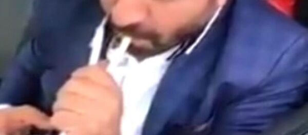 Bir vatandaş araba içerisinde ince boru kullanarak cezasız sigara içme yöntemini gösterdi.  - Sputnik Türkiye