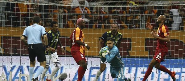 Süper Lig'in 6. haftasında Galatasaray ile Fenerbahçe arasında oynanan derbi 0-0 berabere bitti. - Sputnik Türkiye