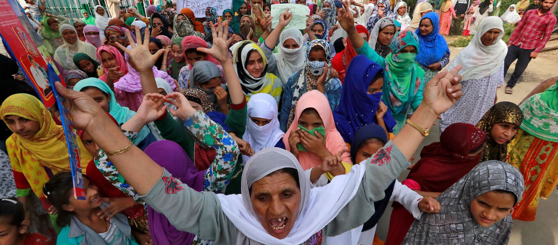 Hindistan'ın Cammu Keşmir eyaletinin başkenti Srinagar'da, Pakistan Başbakanı İmran Han'ın Birleşmiş Milletler (BM) Genel Kurulu'ndaki konuşmasının ardından, son 24 saatte 23 sokak gösterisi düzenlendiği bildirildi.  - Sputnik Türkiye, 1920, 28.09.2019