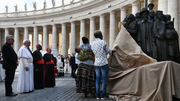 Papa Francesco bir grup göçmenle birlikte San Pietro Meydanı'nda tarih boyunca göçe zorlanan halkları temsil eden bir heykelin açılışını yaptı.  - Sputnik Türkiye