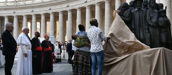 Papa Francesco bir grup göçmenle birlikte San Pietro Meydanı'nda tarih boyunca göçe zorlanan halkları temsil eden bir heykelin açılışını yaptı. Papa Francesco bir grup göçmenle birlikte San Pietro Meydanı'nda tarih boyunca göçe zorlanan halkları temsil eden bir heykelin açılışını yaptı. - Sputnik Türkiye