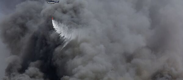 Suudi Arabistan'ın Cidde şehrindeki Haremeyn Hızlı Tren İstasyonu'nda çıkan yangına itfaiye araçları ve helikopterlerle müdahale ediliyor. - Sputnik Türkiye