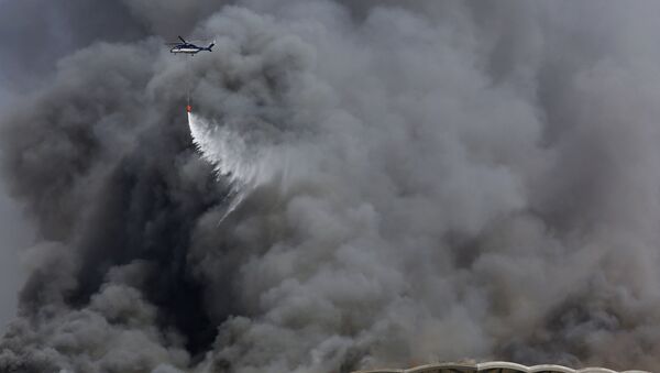 Suudi Arabistan'ın Cidde şehrindeki Haremeyn Hızlı Tren İstasyonu'nda çıkan yangına itfaiye araçları ve helikopterlerle müdahale ediliyor. - Sputnik Türkiye