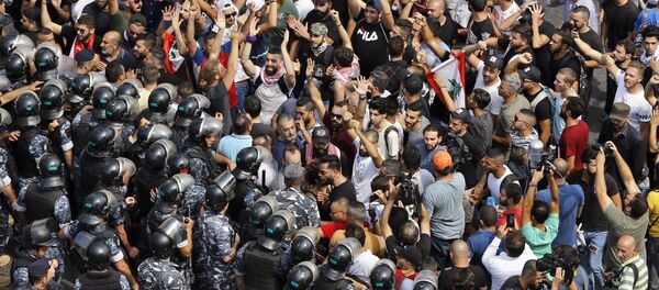  Lübnan'ın farklı yerlerinde bir araya gelen yüzlerce kişi, ülkedeki ekonomik durumun kötüye gitmesine karşı gösteri düzenledi - Sputnik Türkiye