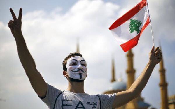  Lübnan'ın farklı yerlerinde bir araya gelen yüzlerce kişi, ülkedeki ekonomik durumun kötüye gitmesine karşı gösteri düzenledi - Sputnik Türkiye