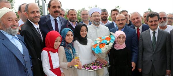 Diyanet İşleri Başkanı Ali Erbaş (ortada), Trabzon'un Vakfıkebir ilçesinde yapımı tamamlanan Bölge Yatılı Kız Kuran Kursu'nun açılış törenine katıldı. - Sputnik Türkiye
