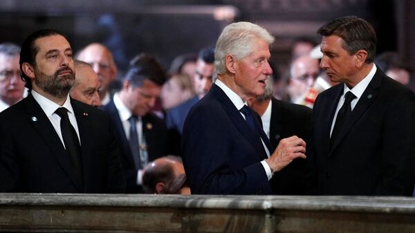 ABD'nin eski Başkanı Bill Clinton ve Lübnan Başbakanı Saad el Hariri, geçen perşembe hayatını kaybeden eski Fransa Cumhurbaşkanı Jacques Chirac'ın cenaze töreninde - Sputnik Türkiye