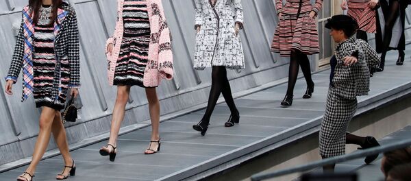 Fransa’nın başkenti Paris’te düzenlenen Chanel defilesinde podyumu basan komedyen, modellerle birlikte yürüdü. - Sputnik Türkiye