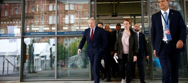 İngiltere Başbakanı Boris Johnson ve yardımcıları - Sputnik Türkiye