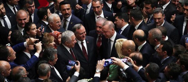 Cumhurbaşkanı Recep Tayyip Erdoğan, 27. Dönem 3. Yasama Yılı'nın açılışı dolayısıyla TBMM'de verilen resepsiyona katıldı. - Sputnik Türkiye