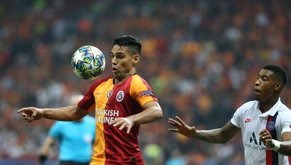 Galatasaray, UEFA Şampiyonlar Ligi A Grubu'nda, Fransa'nın Paris Saint-German ile Türk Telekom Stadı'nda karşılaştı. Bir pozisyonda Galatasaraylı oyuncu Falcao (9), Paris Saint-German oyuncusu Presnel Kimpembe (3) ile mücadele etti. - Sputnik Türkiye