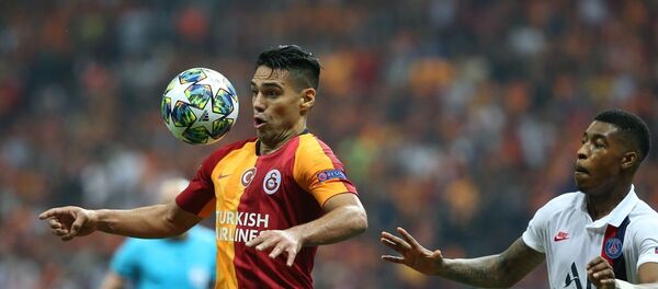 Galatasaray, UEFA Şampiyonlar Ligi A Grubu'nda, Fransa'nın Paris Saint-German ile Türk Telekom Stadı'nda karşılaştı. Bir pozisyonda Galatasaraylı oyuncu Falcao (9), Paris Saint-German oyuncusu Presnel Kimpembe (3) ile mücadele etti. - Sputnik Türkiye