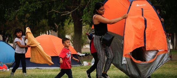 Meksika'daki şiddetten kaçanlar, ABD'ye sığınma başvurusu yapabilmek için Cordova-Americas uluslararası sınır geçişi köprüsü yakınında kamp kurarak bekliyor. Meksika'daki şiddetten kaçanlar, ABD'ye sığınma başvurusu yapabilmek için Cordova-Americas uluslararası sınır geçişi köprüsü yakınında kamp kurarak bekliyor. - Sputnik Türkiye
