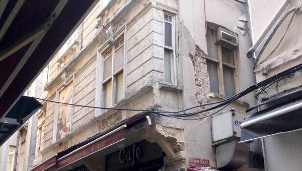 Beyoğlu'nda 5 katlı bir binaçökme tehlikesi nedeniyle boşaltıldı - Sputnik Türkiye