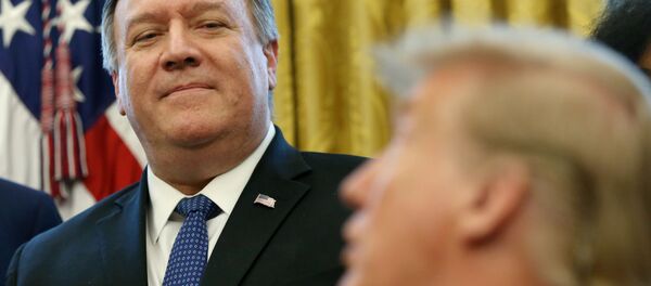 Mike Pompeo (solda) ile Donald Trump Oval Ofis'te - Sputnik Türkiye