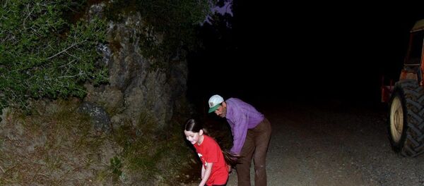 Kızının okula gidebilmesi için veresiye yol yaptırdı Kızının okula gidebilmesi için veresiye yol yaptırdı - Sputnik Türkiye