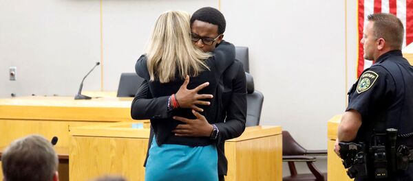 ABD'de 18 yaşındaki Brandt Jean, abisi Botham Jean'i vurarak öldüren polis Amber Guyger’i affetti. ABD'de 18 yaşındaki Brandt Jean, abisi Botham Jean'i vurarak öldüren polis Amber Guyger’i affetti. - Sputnik Türkiye