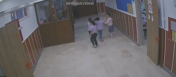 Deprem sırasında yürüme engelli arkadaşlarını tahliye eden ikili - Sputnik Türkiye