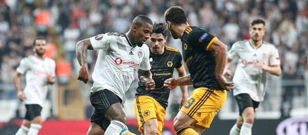 UEFA Avrupa Ligi K Grubu'nda Beşiktaş ile İngiltere'nin Wolverhampton Wanderers takımı Vodafone Park'ta karşılaştı. Bir pozisyonda Beşiktaşlı Lens (solda) ile Wolverhampton oyuncusu Jonny (19) mücadele etti. - Sputnik Türkiye