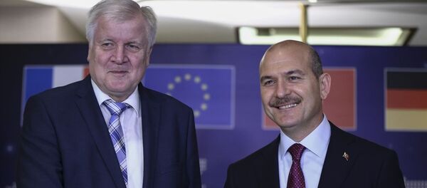 İçişleri Bakanı Süleyman Soylu (sağda), AB Göç, İçişleri ve Vatandaşlık Komiseri Dimitris Avramopoulos, Almanya İçişleri Bakanı Horst Seehofer (solda) ve Paris'te polislere saldırı nedeniyle Ankara ziyaretini iptal eden Fransız İçişleri Bakanı Christophe Castaner'i temsil eden Fransa'nın Ankara Büyükelçisi Charles Fries, Gölbaşı Vilayetler Evi'nde göç sorunu ele almak üzere bir araya geldi. - Sputnik Türkiye