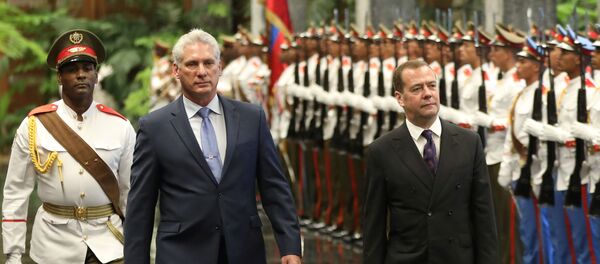 Küba'yı ziyaret eden Rusya Başbakanı Medvedev ve ev sahibi Devlet Başkanı Miguel Diaz-Canel - Sputnik Türkiye